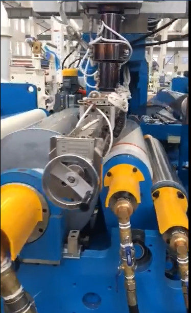 Laminating Film Extrusion Laminating Machine For Protective Laminating Film In White And Blue Máy làm mỏng phim bảo vệ màu trắng và xanh dương