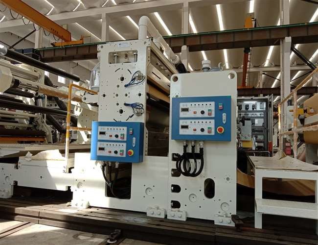 Giấy - Bao bì nhựa Máy cán giấy tự động với hệ thống làm lạnh nhanh màu trắng và xanh